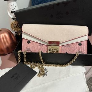 The Tracy collection is refined and singular in its luxurious appeal.